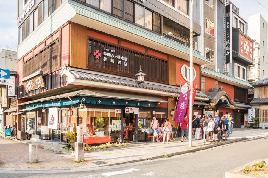 Night Walk in Gion: Kyoto's Geisha District - The chance to see geiko or maiko