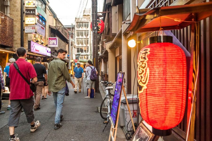 Night Walk in Gion: Kyoto's Geisha District - The guides make the difference