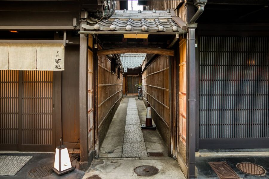Night Walk in Gion: Kyoto's Geisha District - What the $21 price really buys