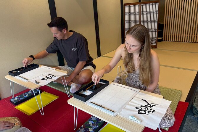 【OKADA】Kyoto Japanese calligraphy experience (shodo) - Adding a sensu or uchiwa fan