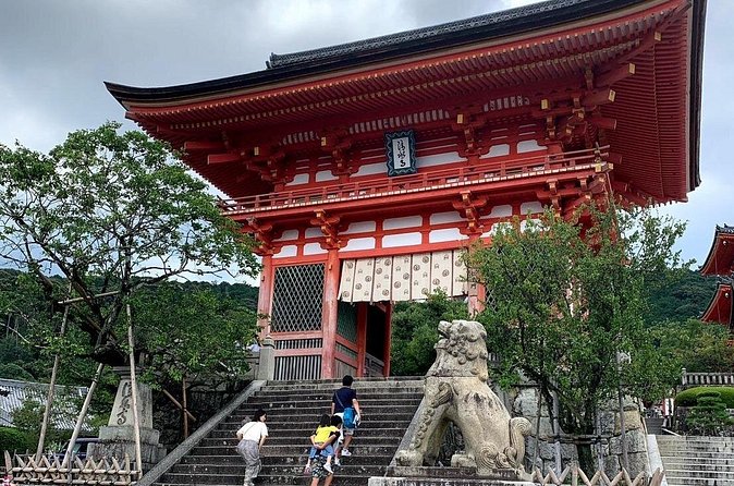 Private Custom Tour of Kiyomizu & Yasaka—by Young Local Guides - Who should book this experience