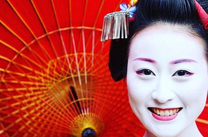 Private Dinner with Maiko and Geiko in Kyoto - Conversation and a traditional Japanese game