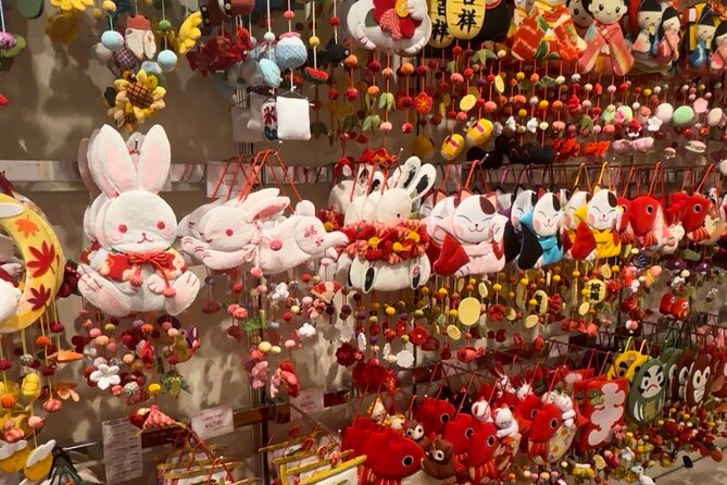Private Nishiki Market Food & Sake Tour by Young Local Guides - What the private format changes