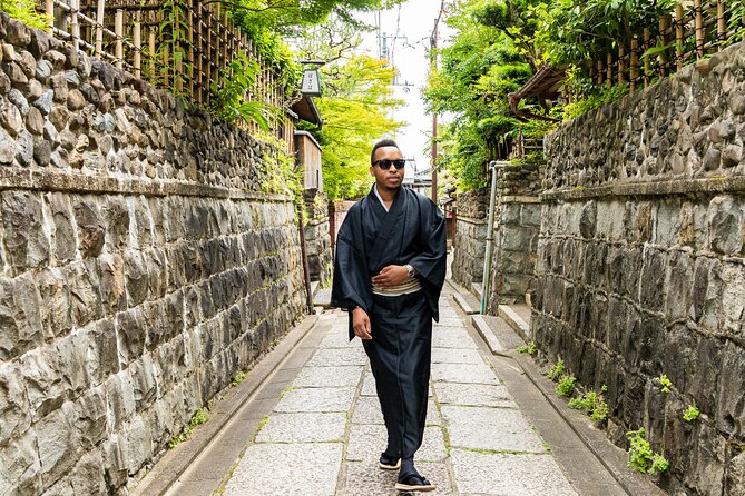 Private Photoshoot Experience in Kyoto ( Gion ) - The quieter old street