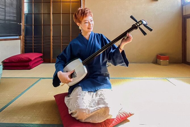 Shamisen Experience in Kyoto 【Private】 - The first steps: posture, handling, and basic technique