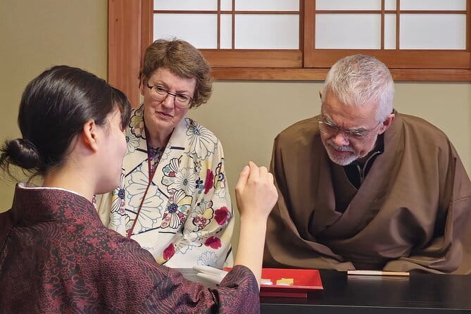 Tea Ceremony in 150 Years Old Townhouse with Tables and Chairs - Why this Ninenzaka tea ceremony works