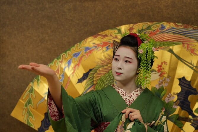 The Art of Geisha: Exclusive Show & Gion Walking Tour - Meeting a maiko in Gion