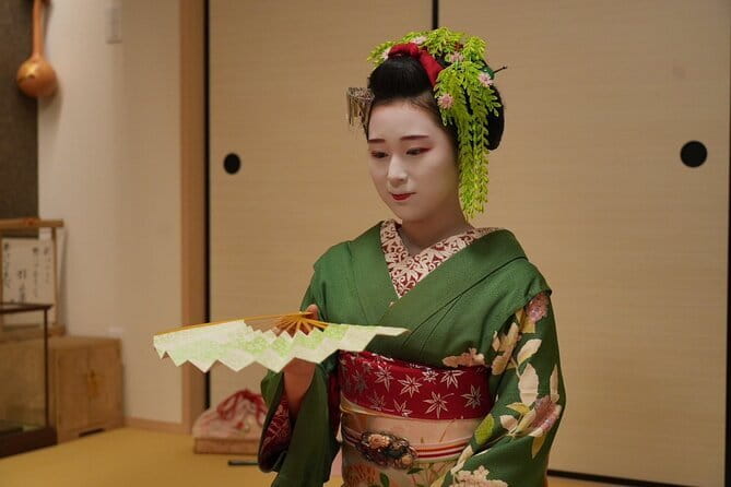 The Art of Geisha: Exclusive Show & Gion Walking Tour - What happens during the Gion walk