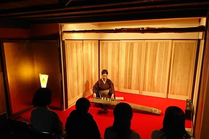 Traditional Japanese Music show & Experience Tour in Kyoto - The final 10 minutes: photos and a natural stopping point