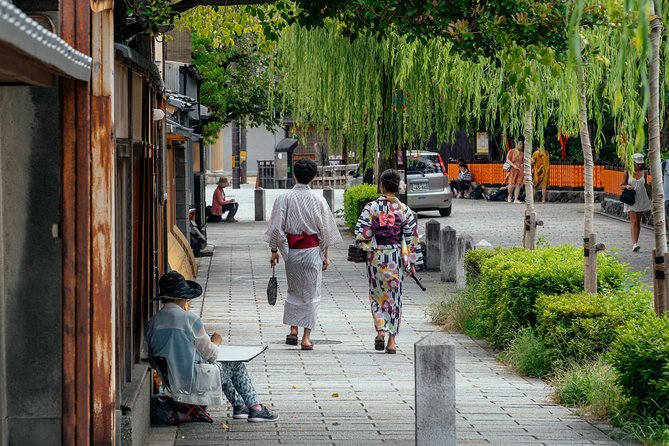 Treasures of Kyoto: Geishas & Traditions Private Tour - Gion and the etiquette of geiko culture